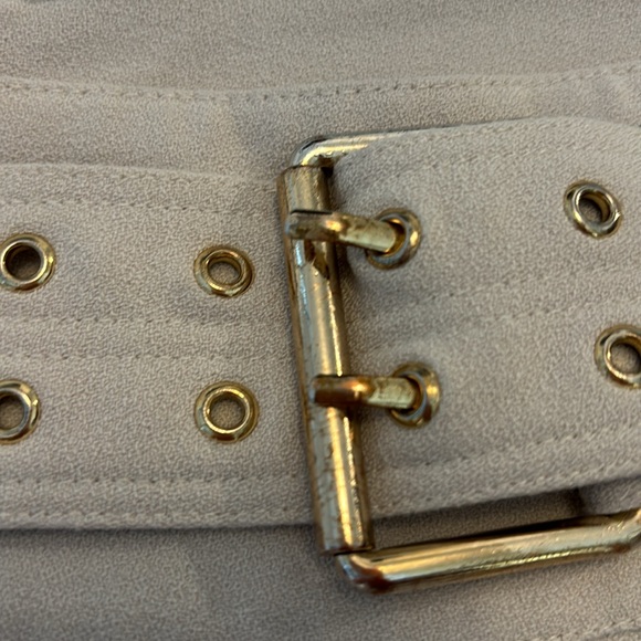 Marciano shorts in a size 4 good condition beige a little mark on the buckle - Picture 4 of 4